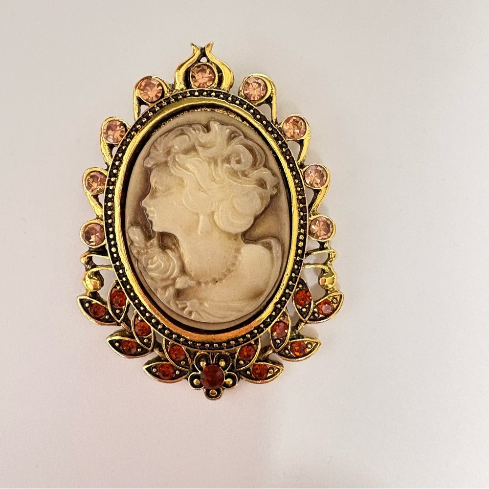 Vintage inspired Elegant Gold plated Brown faux Cameo Brooch